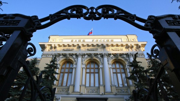 Центробанк повысил курс доллара до 93,56 рубля, евро — до 98,74 рубля