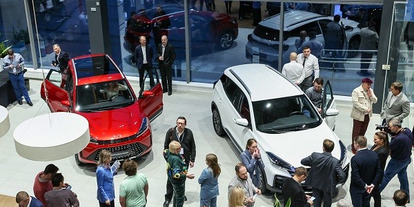 Продажи новых автомобилей в РФ в октябре выросли в 2,6 раза