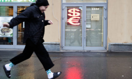 Доллар упал до минимума за 3,5 месяца. Будет ли он ниже 90 рублей?