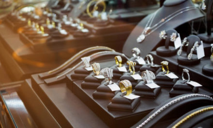Крупный ювелирный ритейлер Signet Jewelers снизил квартальную чистую прибыль почти в 10 раз