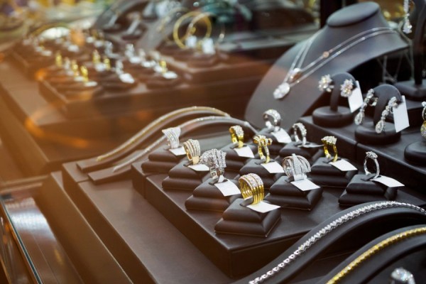 Крупный ювелирный ритейлер Signet Jewelers снизил квартальную чистую прибыль почти в 10 раз