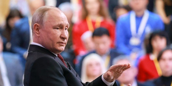 Реальные зарплаты в РФ в 2023 году вырастут на 8%, рост реальных располагаемых доходов составит около 5% — Путин