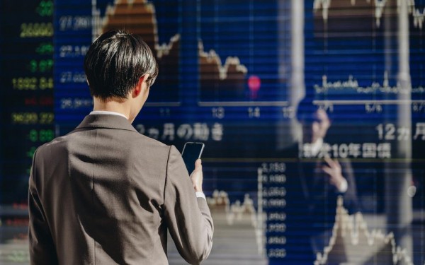 Индекс Nikkei и курс иены упали после землетрясений в Японии