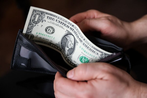 Минфин РФ поддержал продление продажи валютной выручки, ЦБ — не видит оснований