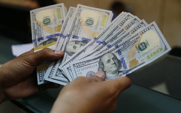 Курс доллара за одну минуту резко взлетел почти на ₽5