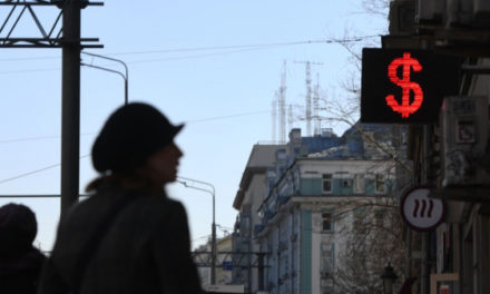 Курс доллара снижается на фоне новостей о планируемых валютных операциях ЦБ РФ