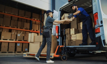 За год зарплаты курьеров выросли на 30%
