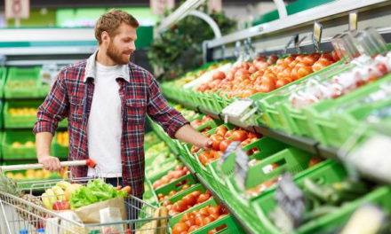 В России предлагают разрешить покупателям есть продукты до оплаты на кассе