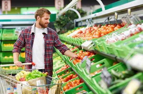 В России предлагают разрешить покупателям есть продукты до оплаты на кассе