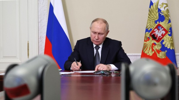 Путин разрешил резидентам РФ получить выплаты по ценным бумагам со счетов типа С