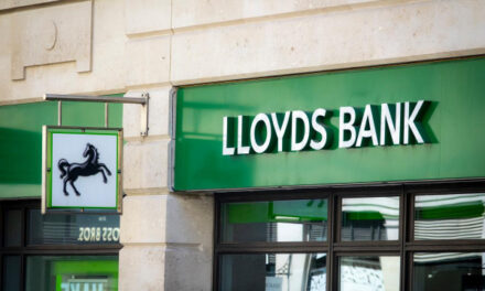 Активисты попытались сорвать собрание акционеров Lloyds Bank