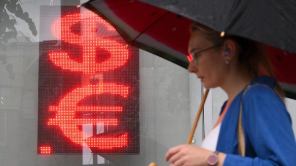 Официальный курс юаня с субботы — 12,16 рубля, доллара — 89,07, евро — 95,15
