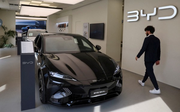 
                    Баффет продолжил сокращать вложения в акции главного конкурента Tesla

                