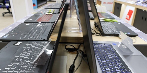 Продажи ноутбуков в России выросли на треть Продажи ноутбуков в России выросли на треть