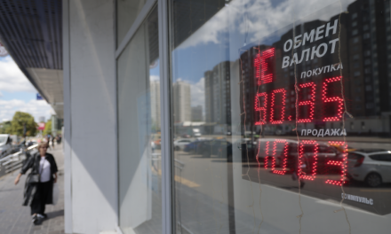 Курс евро ЦБ вырос почти на ₽4 и впервые с середины апреля превысил ₽100