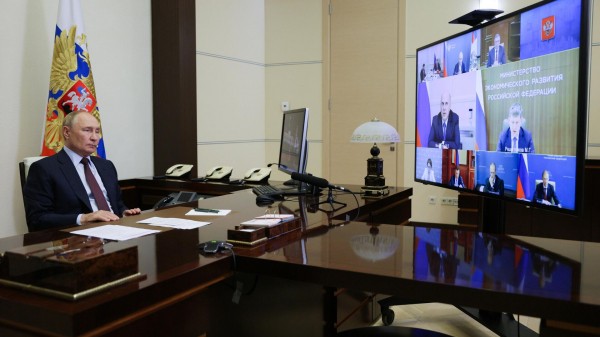 Путин: экономика России продолжает расти хорошими темпами