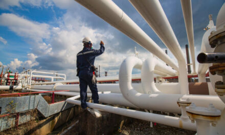 Цена нефти Brent упала ниже $74 за баррель впервые с декабря 2023 года