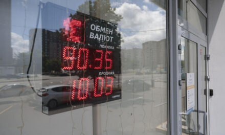 Официальный курс доллара превысил ₽90 впервые с начала сентября