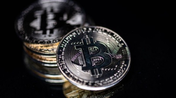 Падение цен на биткоин увеличивает импульс покупок и подталкивает балансы BTC на бирже до 6-летних минимумов