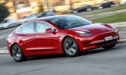 Tesla сняла с продаж самый дешевый электромобиль
