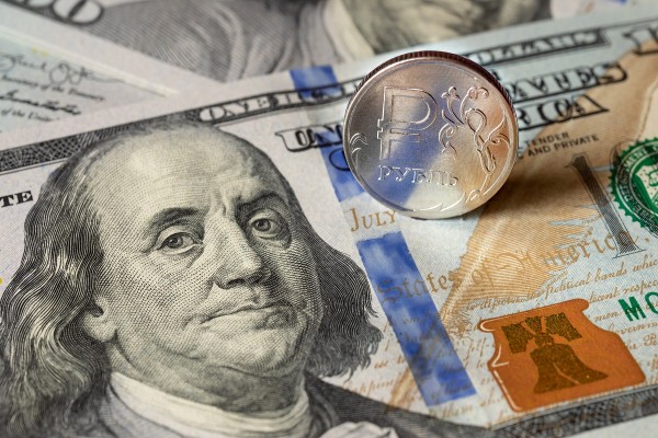 
                    Эксперты допустили повышение ставки до 25% на фоне ослабления рубля

                