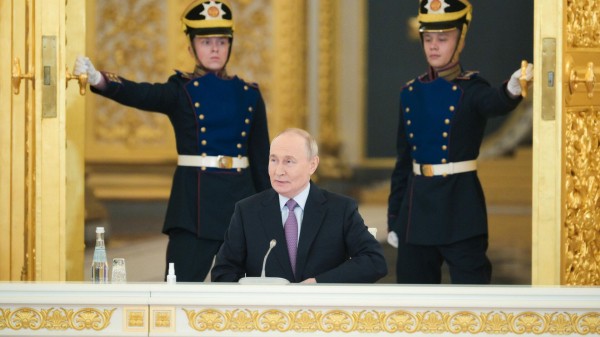 Путин назвал выход на сбалансированный рост задачей правительства и Центробанка