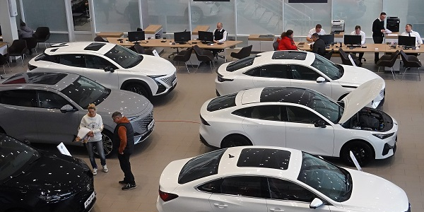 Продажи легковых автомобилей в РФ в 2024 году выросли на 45,8%