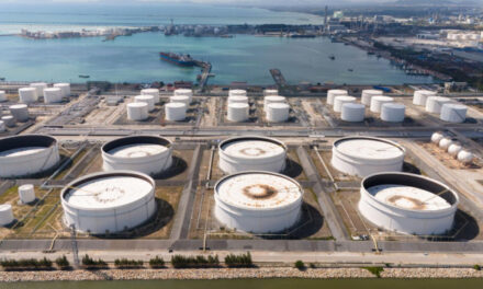 Нефть Brent превысила $77 после сообщений о новых санкциях против России