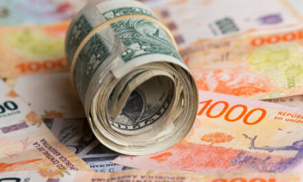 Официальный курс доллара упал на ₽2 и впервые в 2025 году стал ниже ₽100