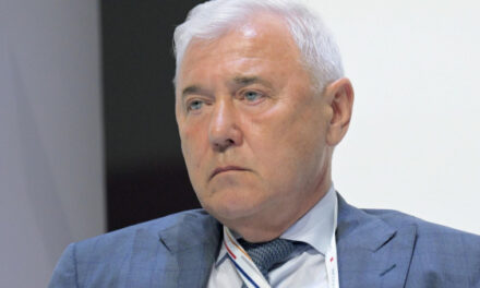 Депутат Аксаков: ЦБ не может указывать банкам принимать старые доллары