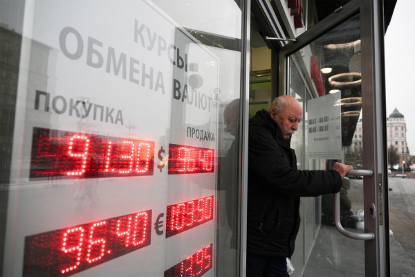 «Риск вложений в валюту крайне велик». Стоит ли покупать доллар после резкого укрепления рубля?