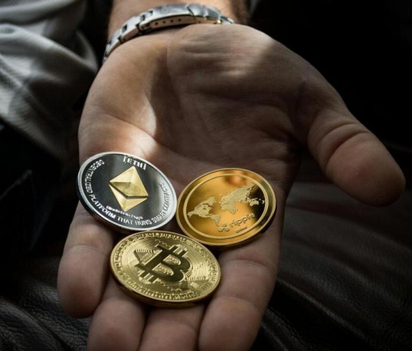 Биткоин -держатели пробуждаются – большие переводы следуют за восстановлением 90 тысяч долларов США