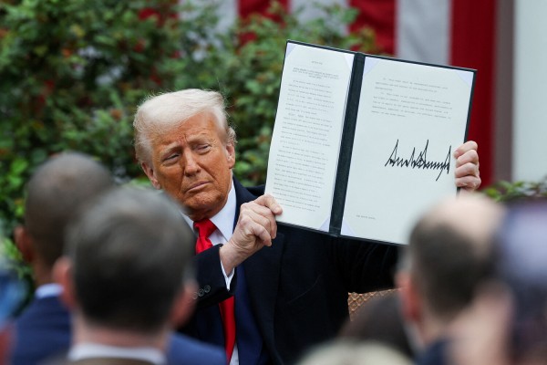 «Россия может стать новым рынком сбыта». Как пошлины Трампа скажутся на российской экономике?