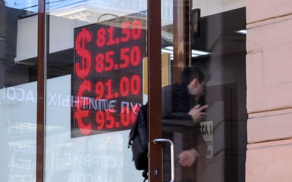 ЦБ установил официальный курс доллара ниже ₽82 впервые за месяц
ЦБ установил официальный курс доллара ниже ₽82 впервые за месяц