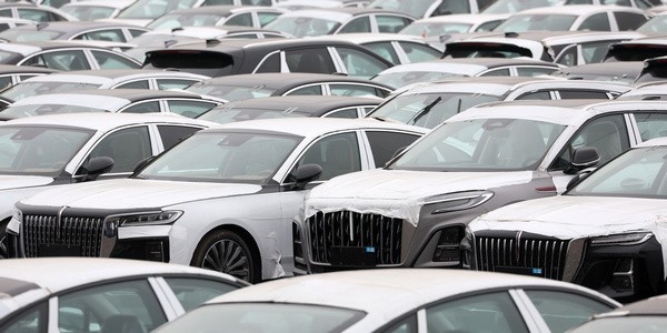 В апреле продажи Lada в РФ просели на треть, китайских автобрендов — почти на четверть в годовом выражении