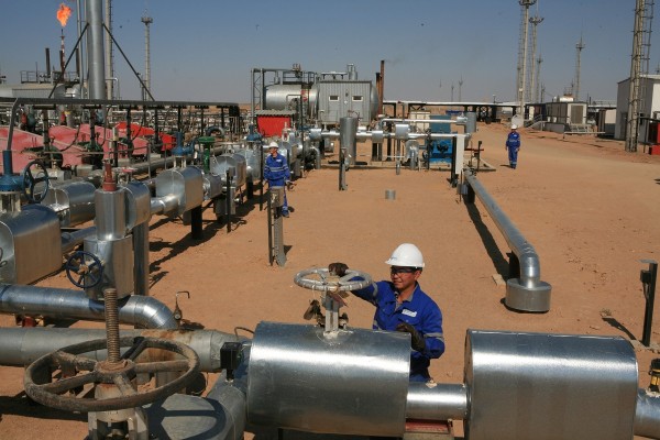 
                    Обвал цен на нефть из-за ОПЕК+. Что будет с акциями российских нефтяников
                