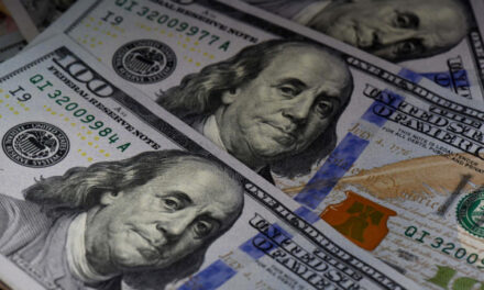 «Лавина на $2,5 трлн». Аналитики увидели риски крупных продаж доллара США