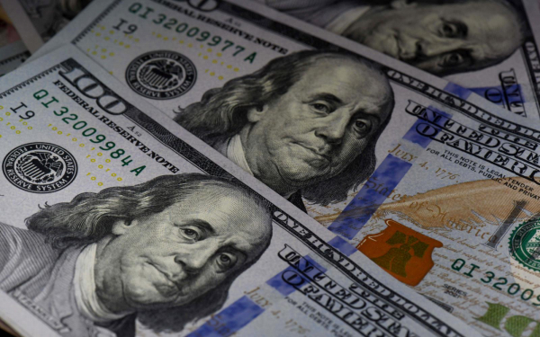 «Лавина на $2,5 трлн». Аналитики увидели риски крупных продаж доллара США