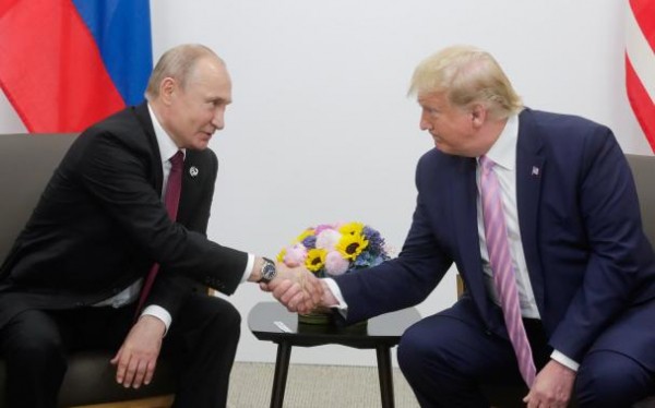 Индекс Мосбиржи снизился после разговора Путина и Трампа