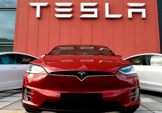 Заявление Маска об учреждении партии обрушило котировки акций Tesla на 7%