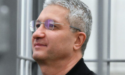 Бывший замминистра обороны Иванов воспринял приговор в 13 лет колонии с улыбкой