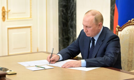 Путин подписал закон о продлении эксперимента по исламскому банкингу на три года