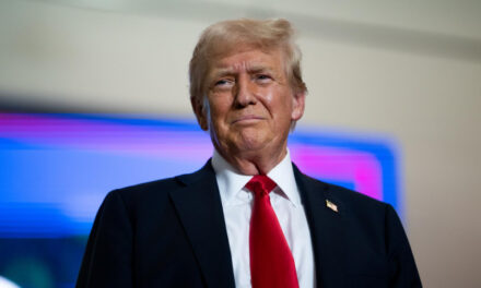 Индекс Мосбиржи снизился на словах Трампа о размещении ядерных подлодок