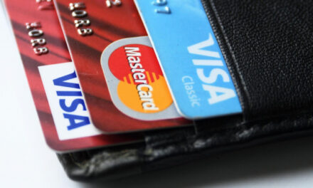 ЦБ прорабатывает срок приостановки обслуживания карт Visa и Mastercard