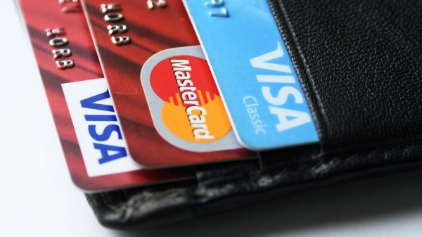 ЦБ прорабатывает срок приостановки обслуживания карт Visa и Mastercard