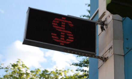 На Мосбирже сыграли против рубля после отмены нормы по валютной выручке