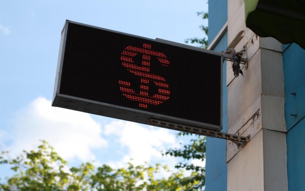На Мосбирже сыграли против рубля после отмены нормы по валютной выручке