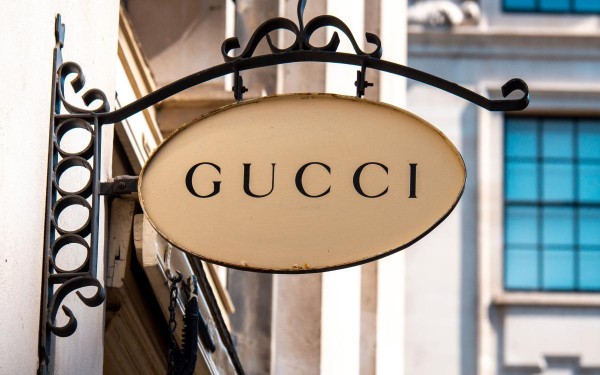Акции владельца Gucci рекордно выросли благодаря экс-главе Renault