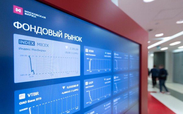 Рынок акций ускорил снижение на опасениях срыва мирного плана
