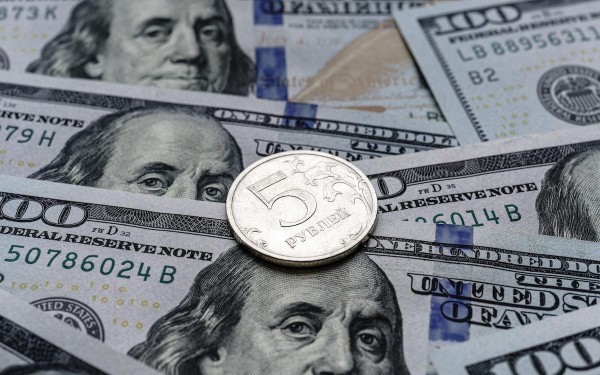 Каким будет финал года для доллара: рост рубля до ₽70 или обвал до ₽90